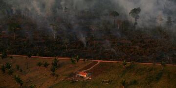 An aerial view of a burning tract of Amazon jungle as it is cleared by loggers and farmers near Porto Velho, Brazil August 29, 2019\u002E REUTERS/Ricardo Moraes