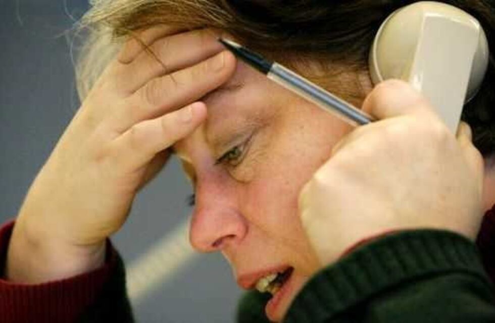 Engaño telefónico: entregó 30 mil dólares y 50 mil pesos para ayudar a una sobrina, todo era falso