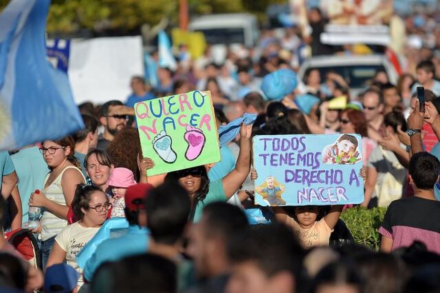 La ola celeste sale a la calle con el lema de “Salvemos las dos vidas”