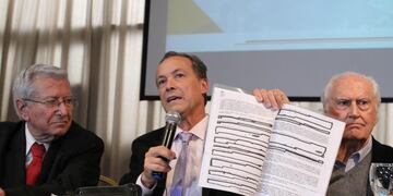 DYN20, BUENOS AIRES 11/10/16, EL DIPUTADO NACIONAL RUBu00c9N GIUSTINIANI DURANTE LA PRESENTACION EN Pu00daBLICO DE  LOS ALCANCES DEL CONTRATO FIRMADO DURANTE EL GOBIERNO KIRCHNERISTA ENTRE LA EMPRESA ESTATAL DE COMBUSTIBLES YPF Y LA ESTADOUNIDENSE.FOTO:DYN/EZEQUIEL PONTORIERO ciudad de buenos aires ruben giustiniani revelacion detalles contrato YPF chevron diputado nacional