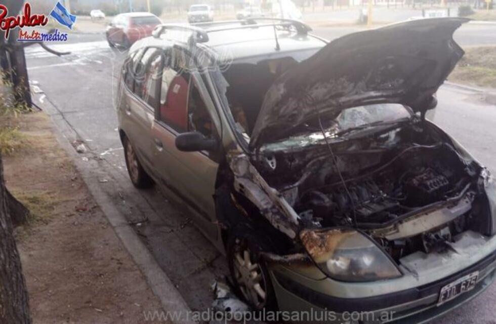 Un auto se prendió fuego en San Luis