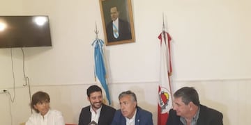 Alfredo Cornejo durante la conferencia de prensa en la UCR de San Luis\u002E