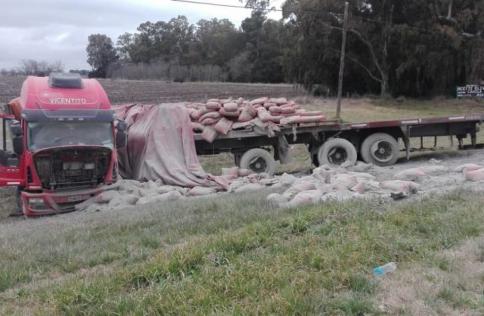 Choque en la Ruta 3 entre un camión y una camioneta