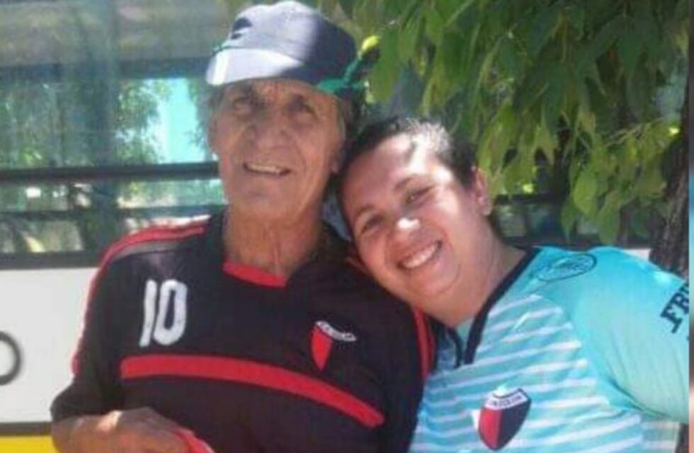 El médico de Colón le regaló la medalla del subcampeonato a la familia del hincha que murió en Asunción