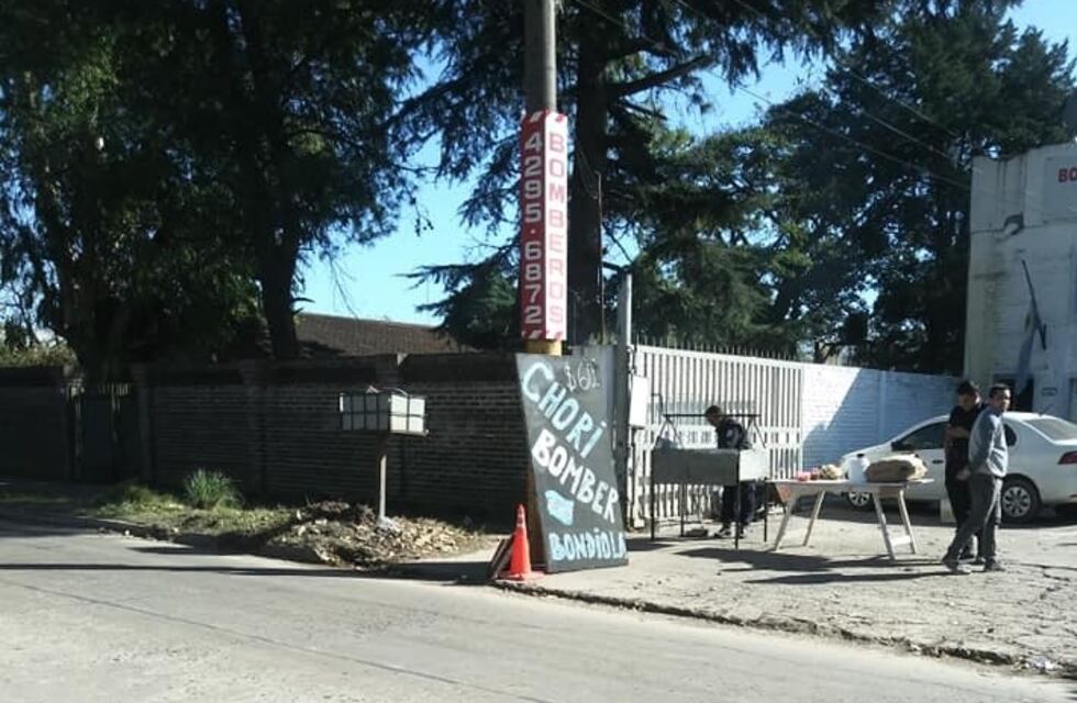Para juntar dinero, un grupo de bomberos voluntarios vende sándwiches en el "Chori Bomber"