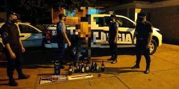 Uno de los detenidos tenía bebidas alcohólicas y un equipo de audio\u002E
