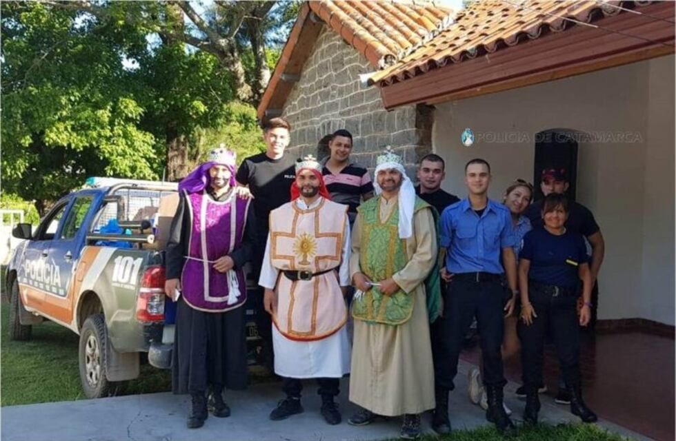 Policías se personificaron como los Reyes Magos y repartieron juguetes y golosinas a los niños de Ancasti