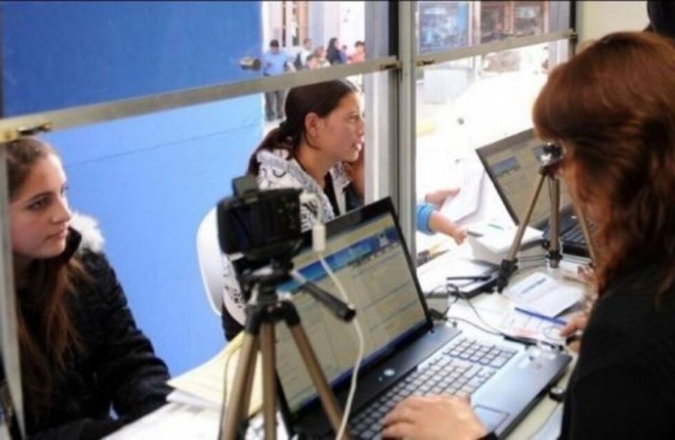 La cantidad de empleados en el sector público nacional cayó 0,2% en 2016