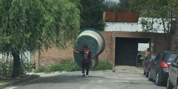 El vecino de barrio San Salvador registró como uno de los ladrones se llevaba la pileta caminando\u002E (El Doce TV)