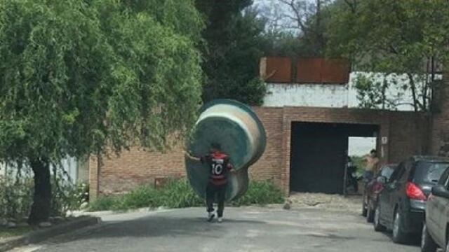 El vecino de barrio San Salvador registró como uno de los ladrones se llevaba la pileta caminando\u002E (El Doce TV)