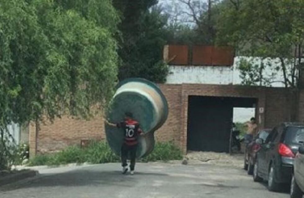 Insólito robo: el ladrón se llevó caminando la pileta de natación