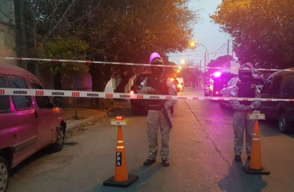 Detienen a dos hombres por supuesta venta de drogas en barrio Pueyrredón