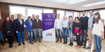 Coro del fin sel Mundo junto a la Gobernadora Bertone