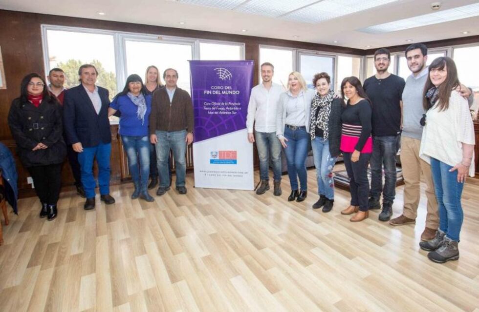 Bertone recibió al Coro del Fin del Mundo antes de su presentación en el CCK