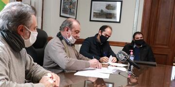 Firma del contrato para abastecer de cloacas al Barrio Olimpo