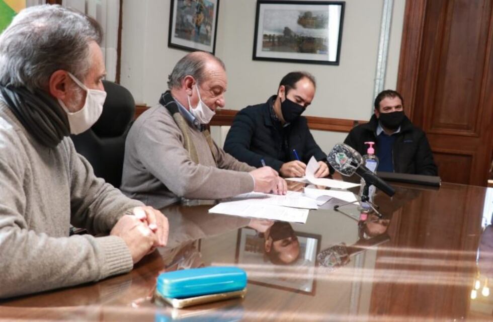 Se firmó el contrato para la primera etapa de cloacas en el Barrio Olimpo