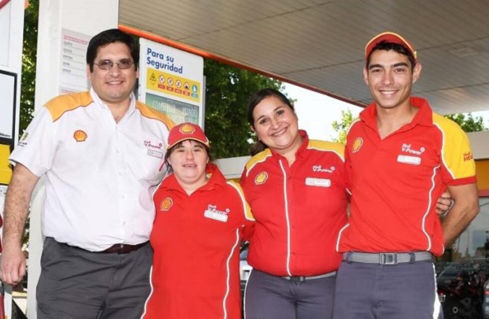 Una estación de servicios de Santa Rosa incorporó una empleada con discapacidad