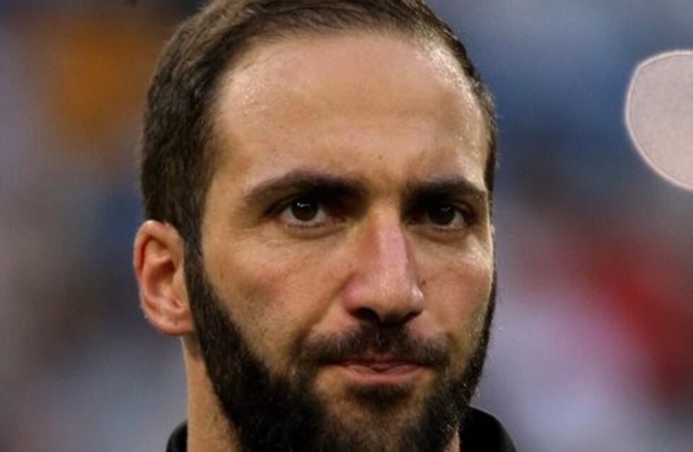 Hinchas del Milan se burlan de Gonzalo Higuaín por su desembarco en el Chelsea