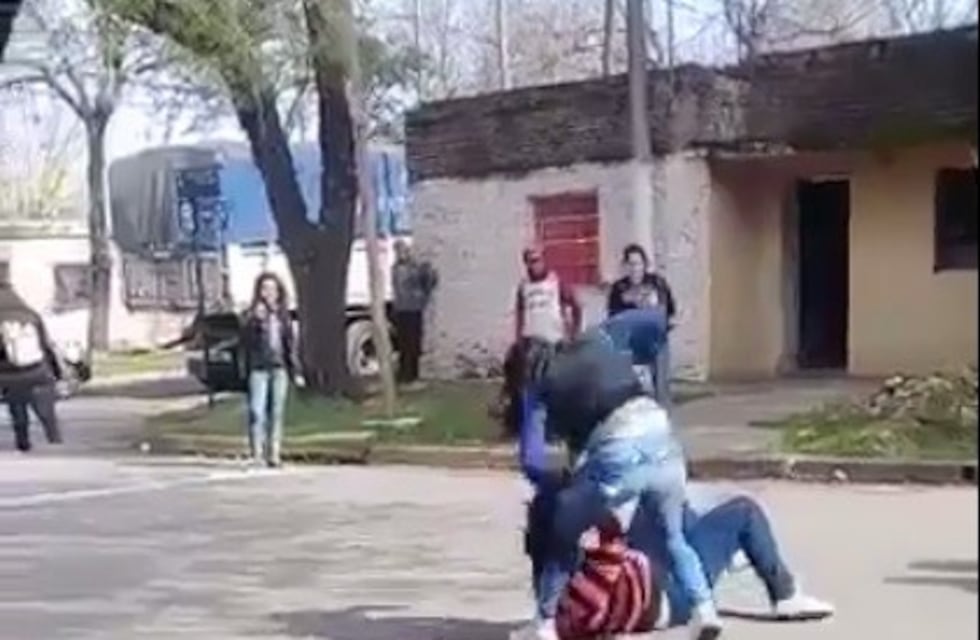 Dos jóvenes fueron grabadas mientras se golpeaban salvajemente a la salida de la escuela