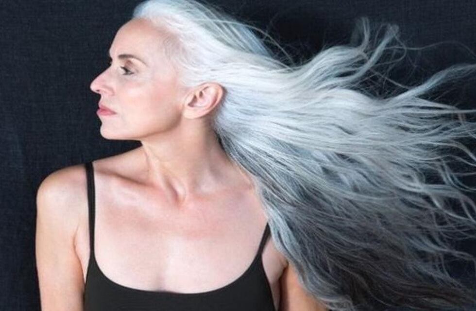 Quién es Yazemeenah Rossi, la sensual modelo de 63 años que posa en traje de baño