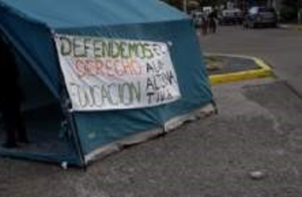 Piedrabuena: padres realizan acampe en defensa de la Escuela del Río