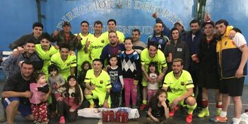 1º puesto equipo de futsal Cacheros con los premios