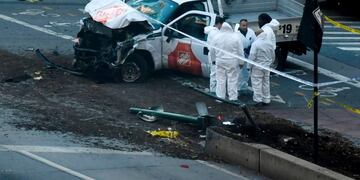 La camioneta quedó detenida tras atropellar a cinco ciclistas\u002E (AFP)