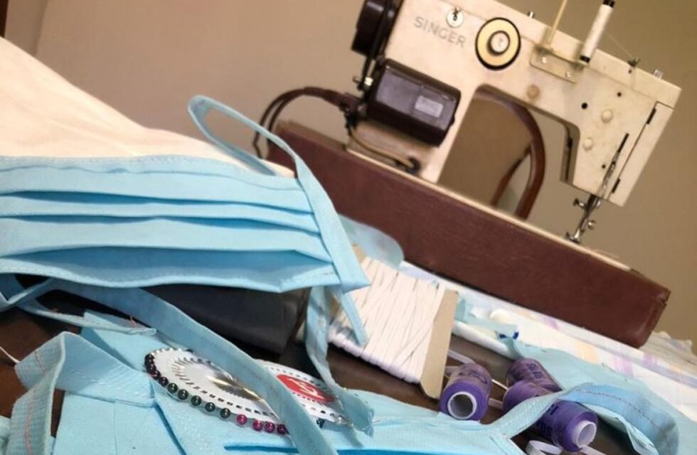 Solidaridad: Matías Kranevitter apoya a voluntarios que hacen barbijos en Tucumán