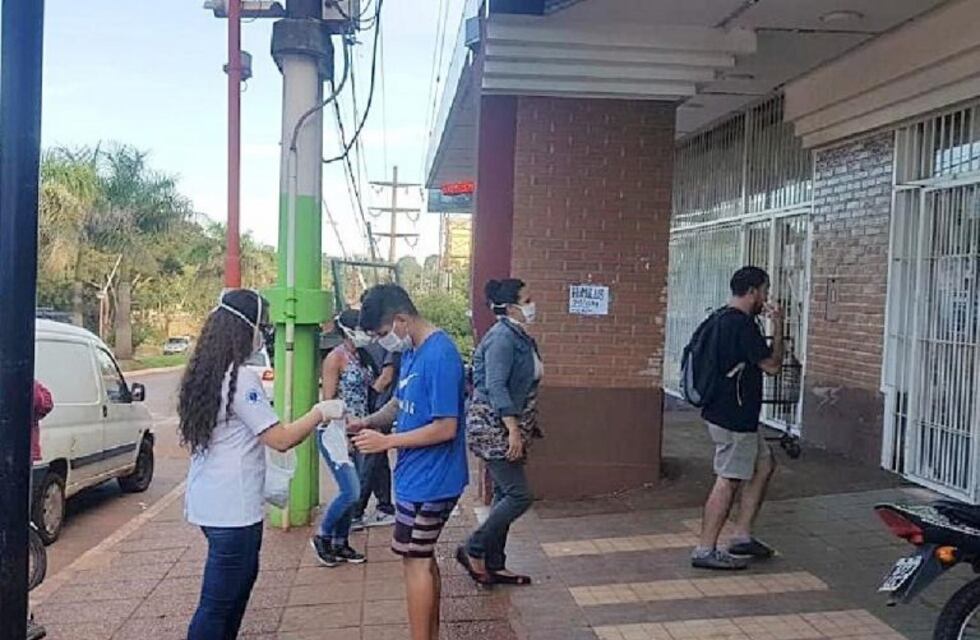 Un centro médico de Iguazú entrega barbijos gratis a todos los que deban circular por la calle