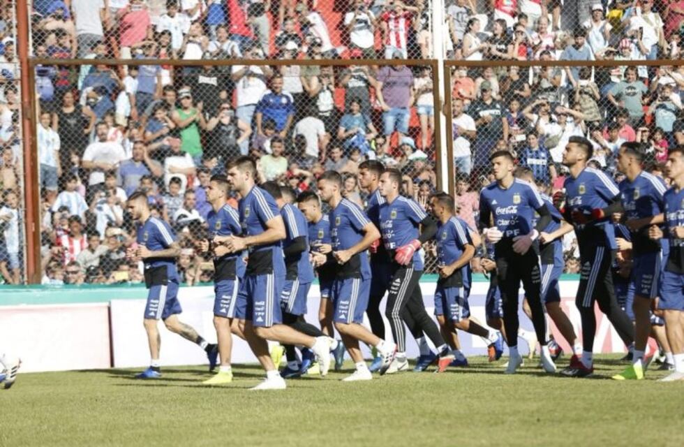 Argentina renovó su cariño con la gente en cancha de Instituto