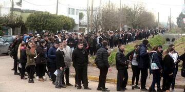 Platenses se reunieron en las afueras de la cárcel de Olmos en busca de un puesto de trabajo