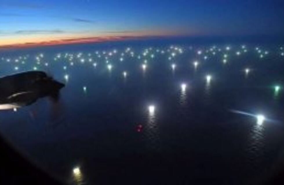 Encuentran una "ciudad" de barcos pesqueros cerca del Mar Argentino