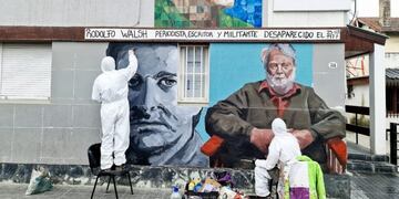 Homenaje por el Día del Periodista sobre la fachada de Radio Nacional Ushuaia, a cargo de la Subsecretaría de Cultura de la Municipalidad de Ushuaia