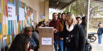 Alicia Azula votando en la Escuela Nº 30\u002E La intendenta de Barranqueras cayó en la interna de Juntos por el Cambio\u002E (Diario Norte)\u002E