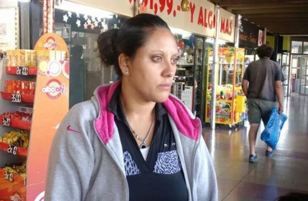 Una mujer busca a su hijo y otra a su marido que viajaban en el micro