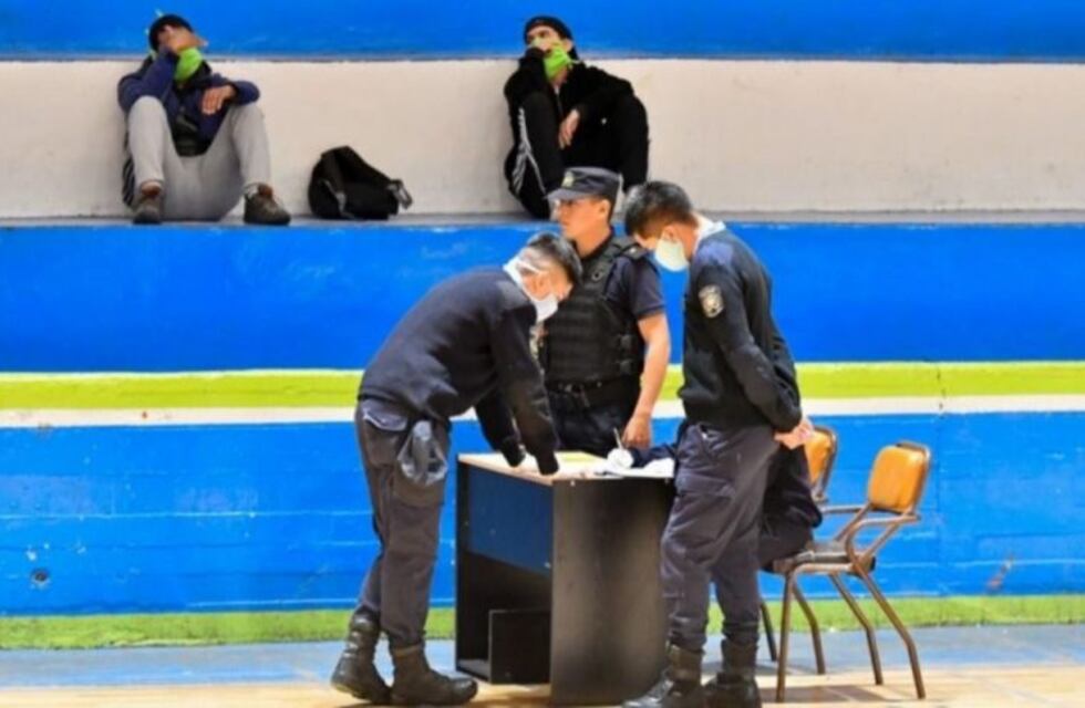 Filmaron prácticas ilegales con demorados en un gimnasio de Trelew