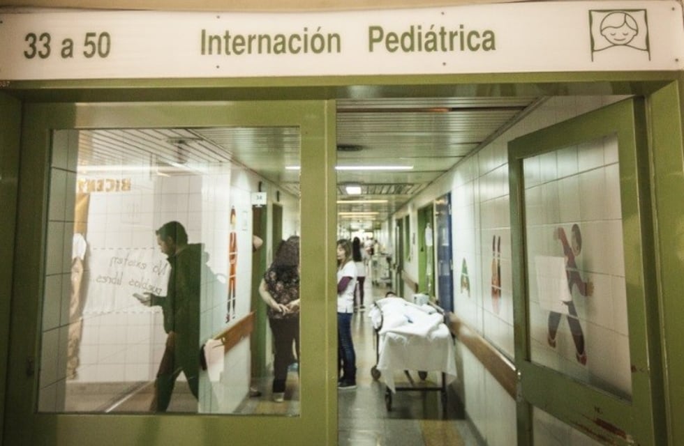 Un niño recibió una fuerte descarga eléctrica por tocar un cartel publicitario