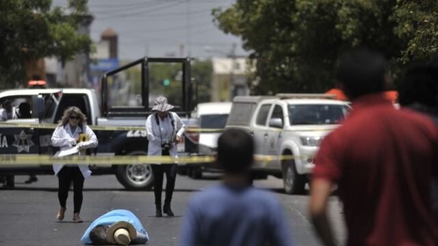 TOPSHOT - The body of Mexican journalist Javier Valdez lies on the street after he was shot dead in Culiacan, Sinaloa, Mexico, on May 15, 2017.nValdez, 50, who worked for Agence France-Presse and other media, was shot near the premises of one of the Mexican news outlets he worked for in the city of Culiacan in Mexico's violent Sinaloa state. Valdez was the fifth journalist to be killed this year in a country plagued by violence related to drug gangs, according to officials and media rights groups.n / AFP PHOTO / FERNANDO BRITO