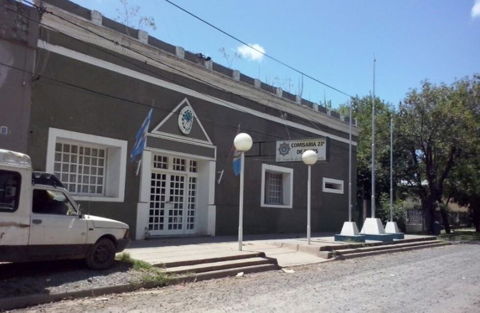 Terminó herido en una pierna tras chocar su auto en su propia casa