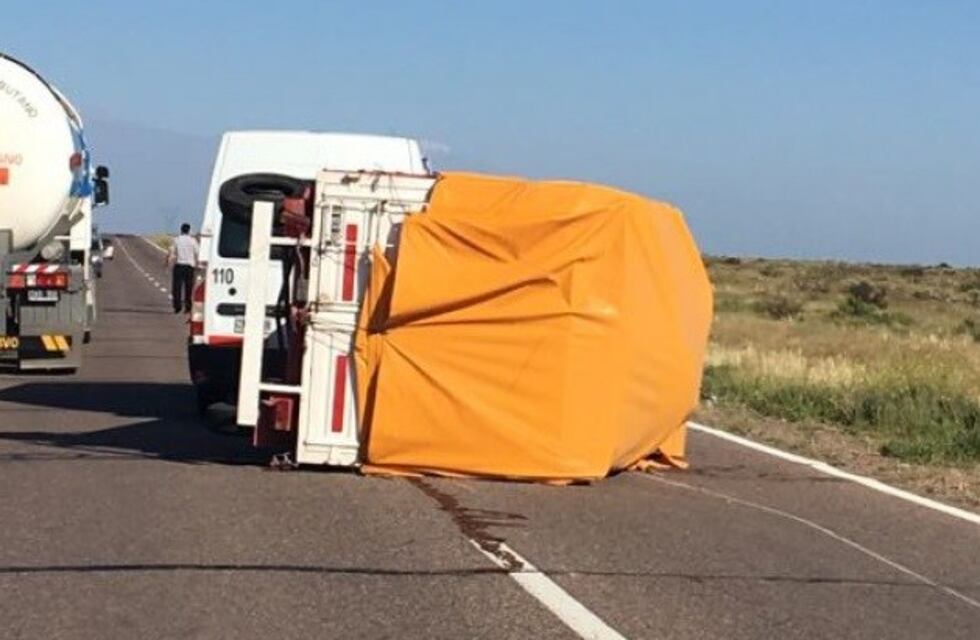 San Rafael: chocó contra un auto y volcó el camión