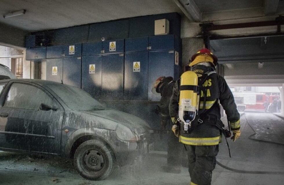 Evacuaron un edificio por el incendio de un automóvil