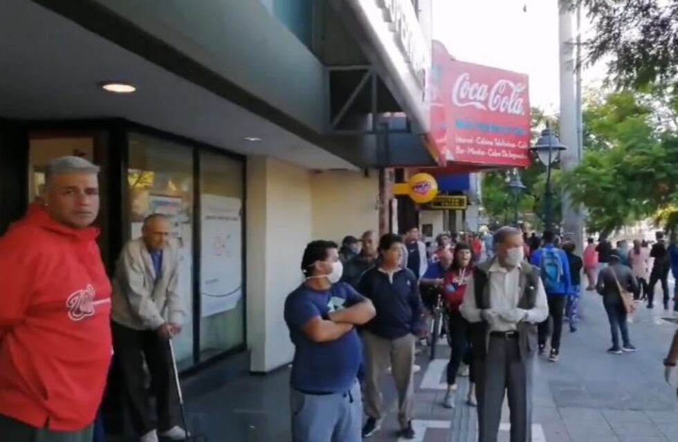 Indignación: cientos de mendocinos rompieron la cuarentena y fueron a los bancos