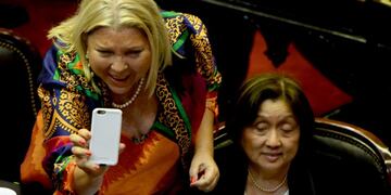 La diputada oficialista Elisa Carrió (izq\u002E) el 14/12/2017 en Buenos Aires, Argentina, antes de que se levante la sesión en el Congreso para tratar la reforma previsional propuesta por el Gobierno\u002E Foto: Osvaldo Fanton/Télam/DPA