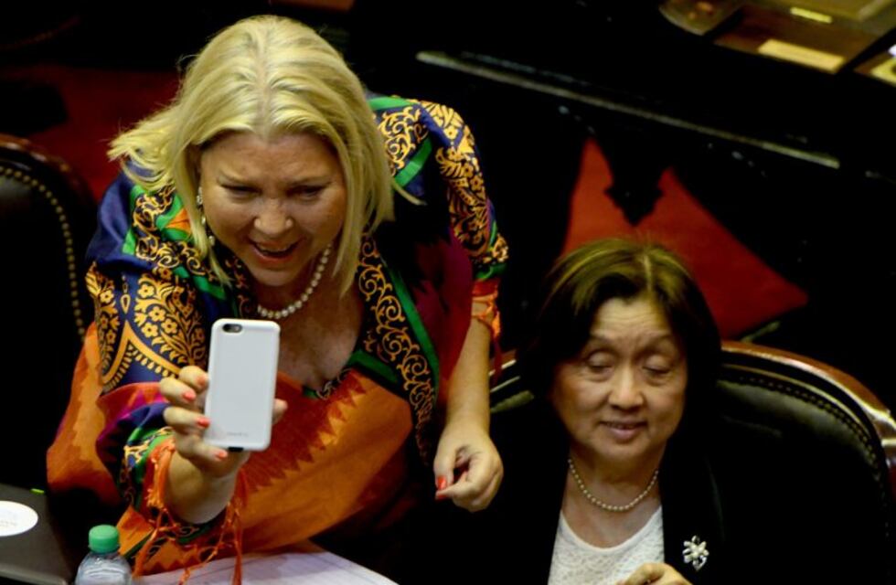 El curioso diálogo que mantuvieron Carrió y Máximo Kirchner