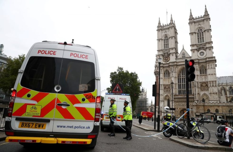 Un hombre estrelló su auto contra el Parlamento británico: al menos dos heridos