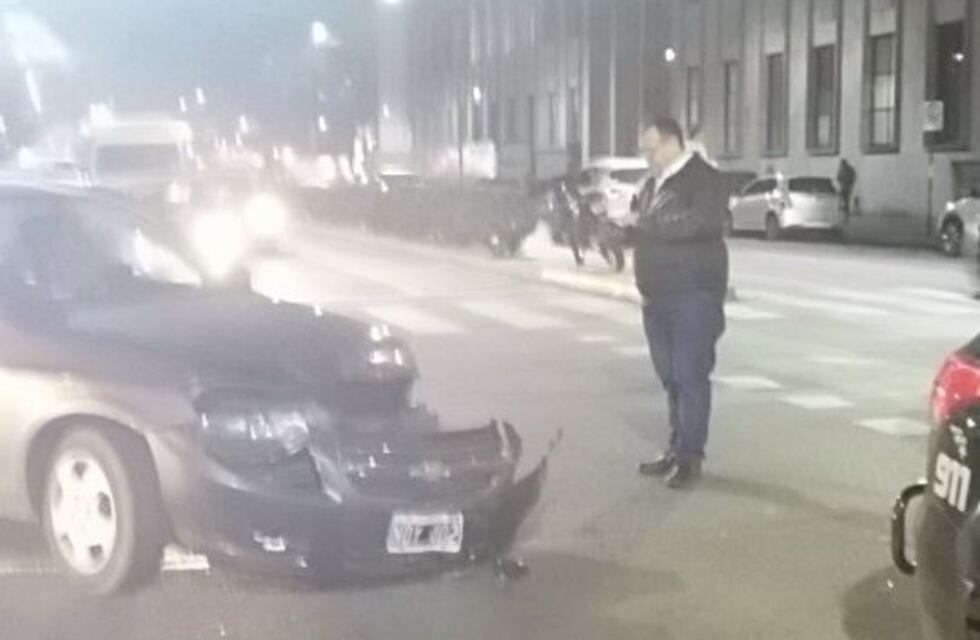 Un patrullero chocó con un automóvil frente a los Tribunales provinciales