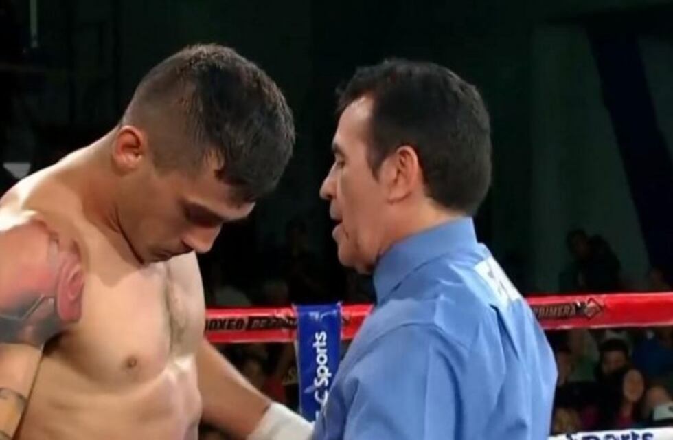 Boxeador cae fuera del ring y abandona