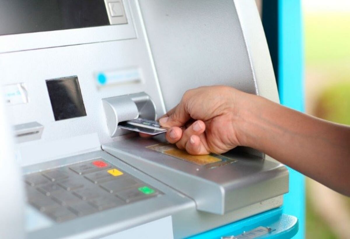 Descubrió que sólo dos minutos después extraer dinero en la localidad santafesina alguien realizó una extracción desde un cajero de Retiro