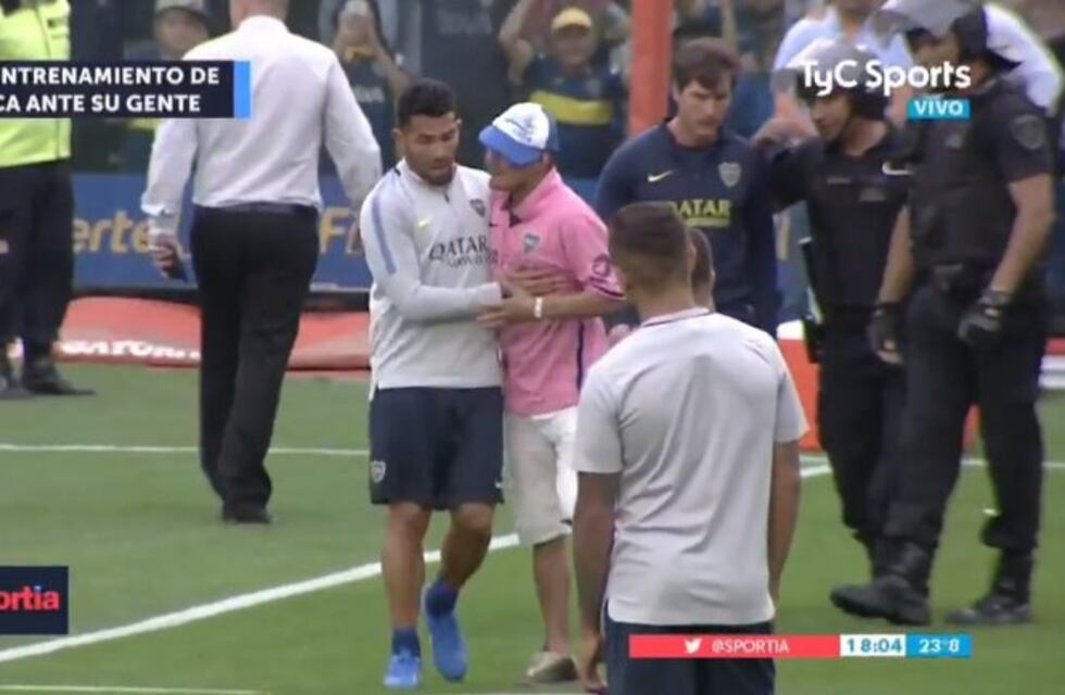El gesto de Tevez con un hincha de Boca que se metió al entrenamiento en La Bombonera