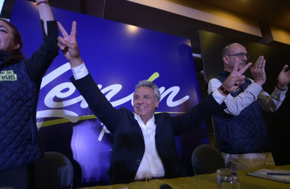 El oficialista Moreno se impone en el escrutinio oficial, pero no logra esquivar el balotaje